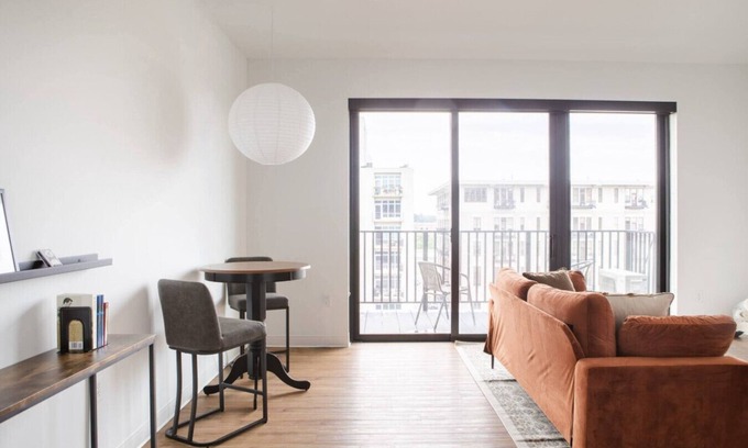 Yankee Hill Apartamento | Chic East Side 1BR Apt with Balcony, Pool, and Gym