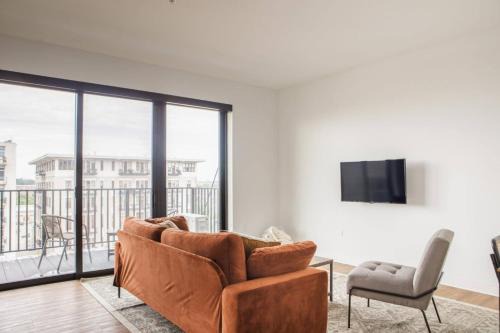 Yankee Hill Apartamento | Chic East Side 1BR Apt with Balcony, Pool, and Gym