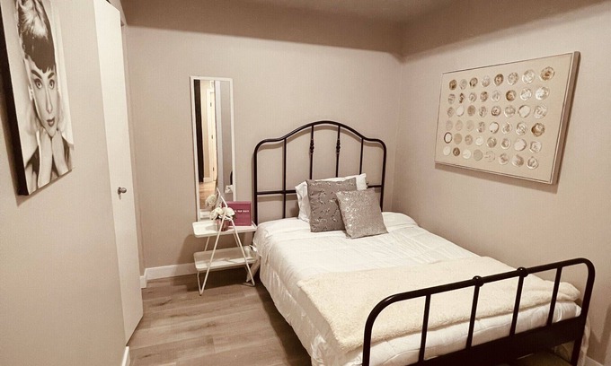 Fort Gary Condominio | Chic Entire 2 bedroom 1 bath condo + Gym + Free parking