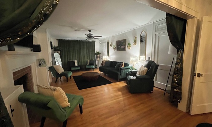 Andalusia Casa | Chic Escape 4BR-2BA Andalusia Retreat – Sleeps 10, King Suite & Twin Bunks