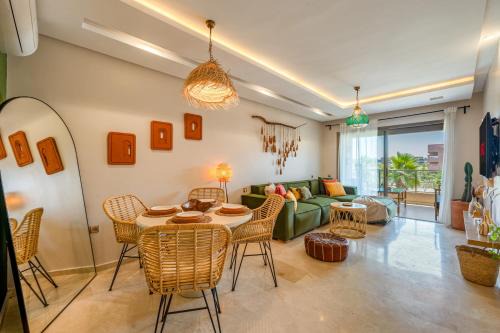 Menara Apartamento | Chic Escape Sunny Terrace Pool Cenima Bed Fiber Wi-Fi