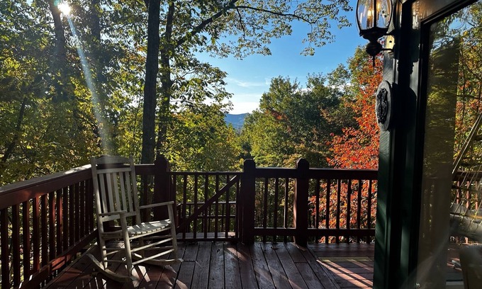 Murphy Cabina | Chic Family Friendly Cabin with Mountain Views, Game Room, Hot Tub and Slides!