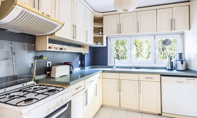 Arnavutkoy Apartamento | Chic Flat w Garden in Bebek, Lux Side of Istanbul