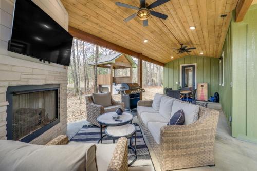 Broken Bow Casa | Chic Forest Hideaway in Broken Bow with Hot Tub