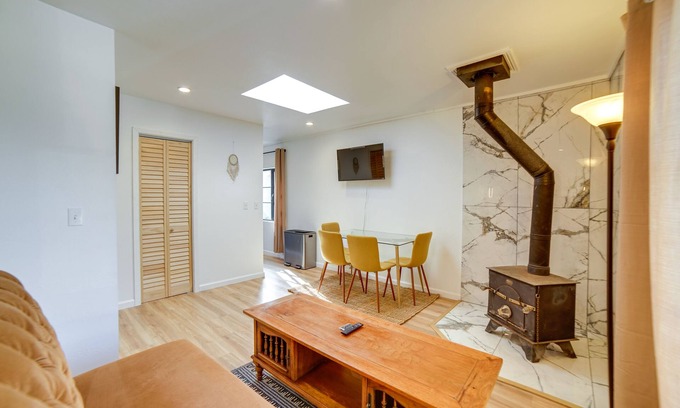 Cleone Apartamento | Chic Fort Bragg Vacation Rental - Walk to Beach!