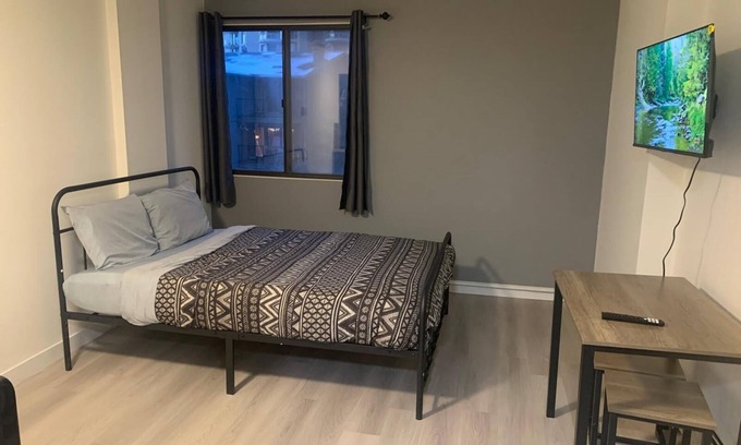 Eau Claire Apartamento | Chic Getaway: Stylish Studio in Calgary’s Heart