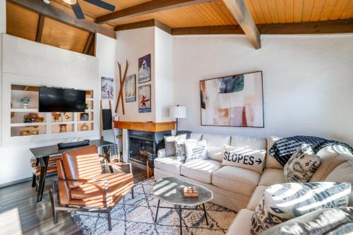 Blodgett Mills Casa | Chic Greek Peak Ski Resort Townhome with Balconies!
