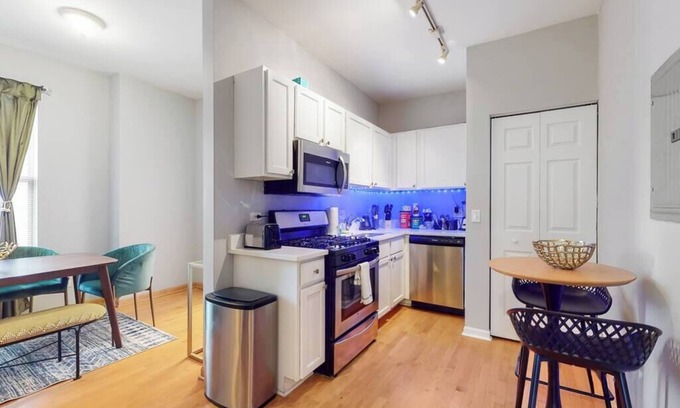 Tri-Taylor Condominio | Chic Green l Near Downtown & IL Medical District