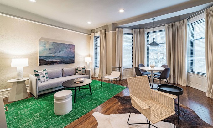 Gold Coast Apartamento | Chic & Historic Apartment Steps from Mag Mile