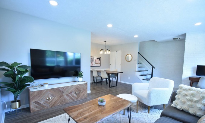 Kamm's Corners Condominio | Chic Home Near Cleveland Airport