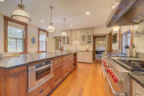 Yarmouth Port Casa | Chic Home Short Drive to Gray's Beach