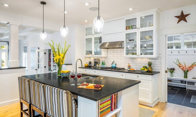 Newlands Casa | Chic Home with Stunning Patio, 5-min drive to Downtown