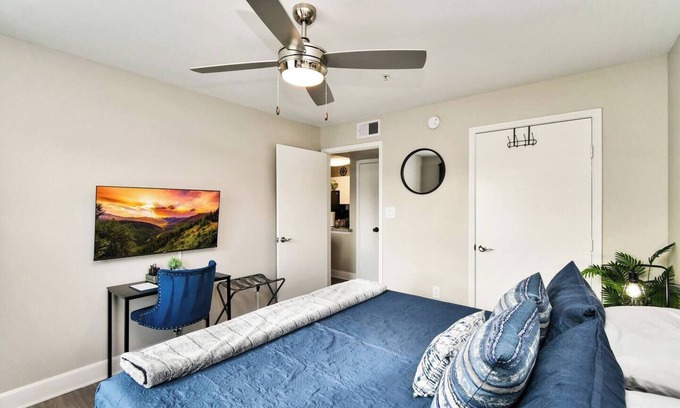 Astrodome Apartamento | Chic Houston, King bed, NRG/TMC, Fireplace & Gym!