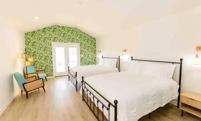 Lincoln Apartamento | Chic Lake Bungalow: 2 Queens, Deck, Lake Access
