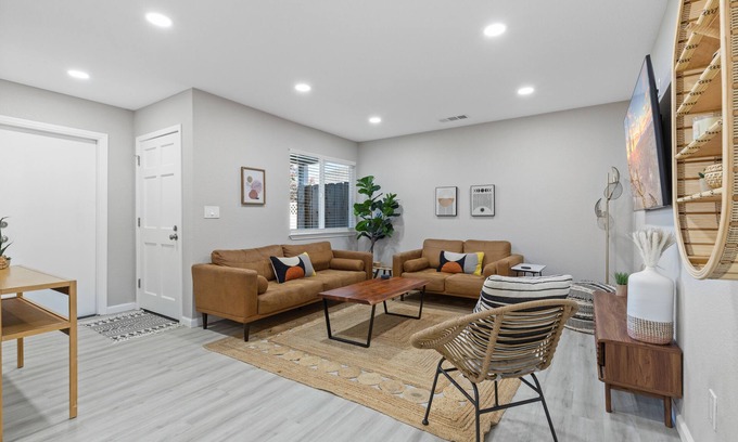 Lodi Casa | Chic Lodi Retreat! Five minute to wine country!
