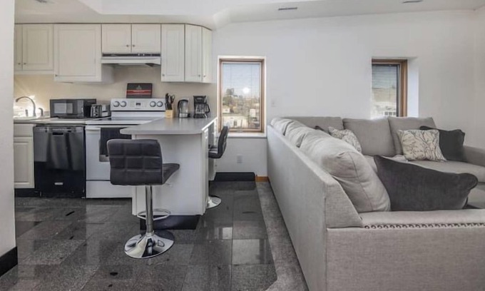 Des Moines Apartamento | Chic Loft with Jacuzzi & Free Parking