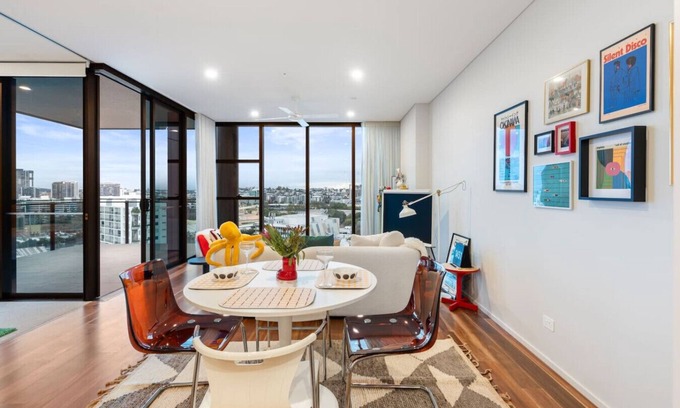 West End Apartamento | Chic Luxe Retreat | Pool Private Balcony Skyview