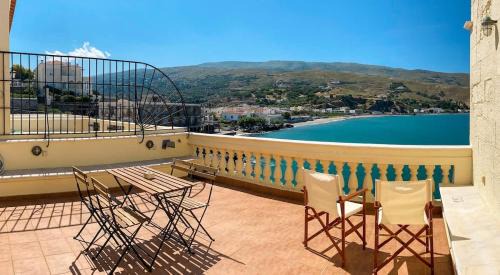 Paleopolis Apartamento | Chic Magnificent Sea View Suite