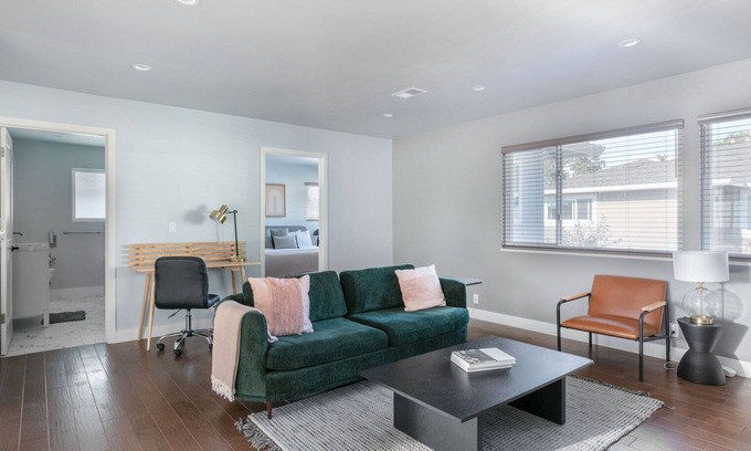 Downtown Apartamento | Chic Menlo Park 2BR w/ Parking & A/C, nr Dining & Tech, by Blueground