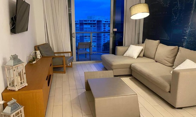Hallandale Beach Apartamento | Chic Miami Beach Stay, Comfort, Style & Sea Views -A