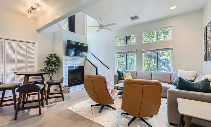 Judge's Hill Condominio | Chic Mid-Century! Walk to UT and Downtown