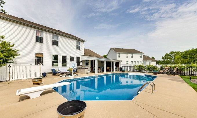 Dardenne Prairie Casa | Chic Missouri Retreat - Pool, Fire Pit & Grill!