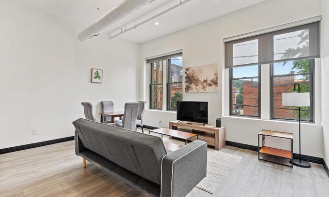 South Side Flats Apartamento | Chic Modern 2BR Apartment in Carson by Stay Gia