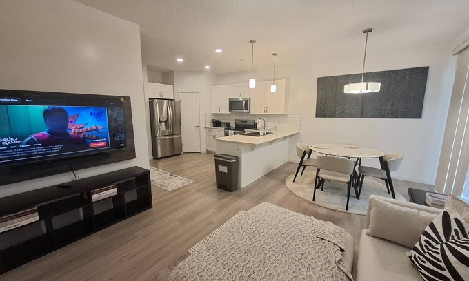 Southwest Edmonton Casa | *Chic Modern 4BDRM Home- 2 King Bed,2 living room*