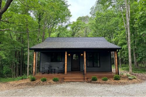 Carbondale Casa | Chic Modern Cabin with Jacuzzi Ideal for Couples in Carbondale, Illinois