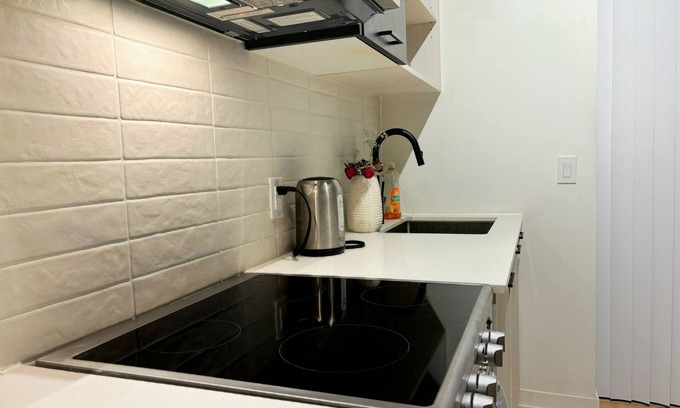Harwood Condominio | Chic & Modern Condo in Midtown Toronto | Prime Location.. Monthly Rental