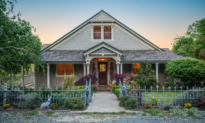 Grass Valley Casa | Chic Modern Victorian Farmhouse secluded yet 5 min from Downtown Nevada City