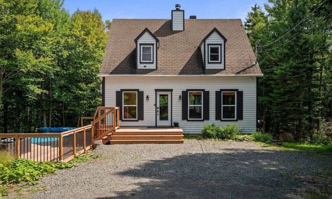 Morin Heights Casa | Chic Montagnard |Pool Table |HotTub |Pool