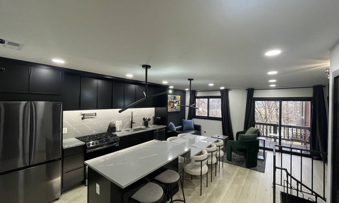 Vernon Chalet De Esquí | Chic Mountain Creek Chalet – 2 BDR in Great Gorge Village, Amenities Galore!