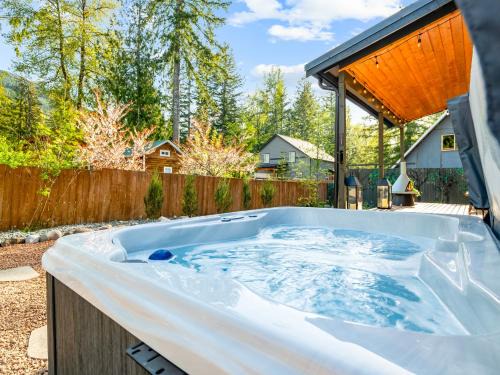 Paradise Estates Casa | Chic Mt Rainier Escape Hot Tub Firepit