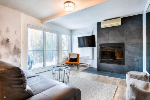 Mont-Tremblant Apartamento | Chic Mt-Tremblant Condo with View on the Lake by Denstays