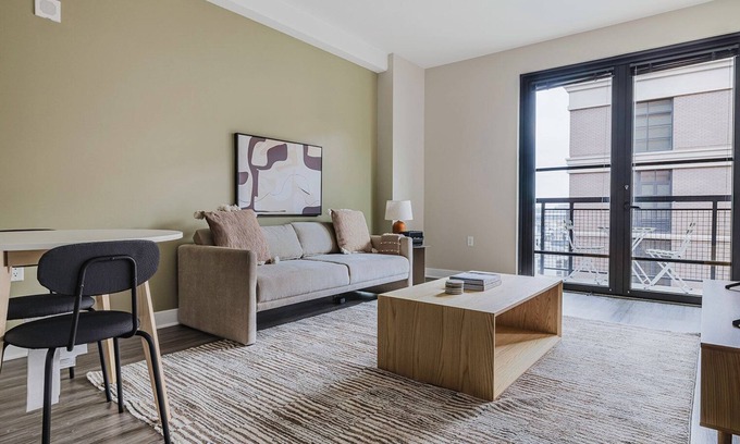 Mount Vernon Square Apartamento | Chic Mt Vernon 1BR w/ Gym & Rooftop Pool, nr Gtown Law, by Blueground