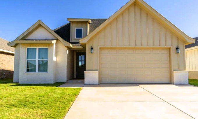 Lubbock Casa | Chic New Build - 5 miles to Tech/Covenant/UHC - 2 miles to shopping!