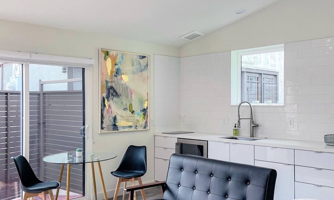 The Flats Apartamento | Chic new guest suite studio with WiFi and AC in fabulous West Hollywood
