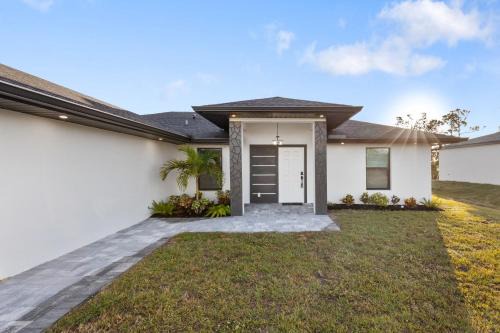 Fort Myers Casa | Chic Newly Built Vacation Escape with Canal view