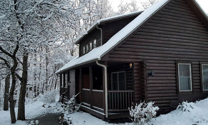 Fredericktown Cabina | Chic One-Bedroom Suite With Jacuzzi Tub for Romantic Getaway near Columbus, Ohio
