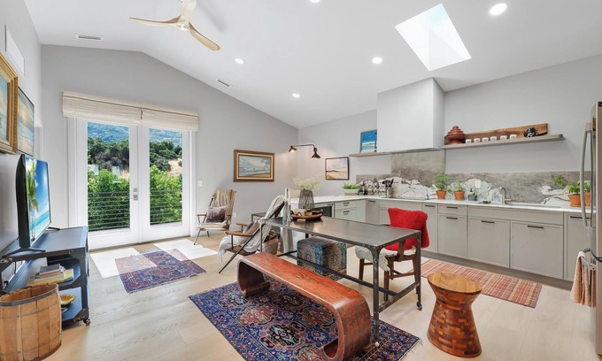 Sandy Casa | Chic Organic-Modern Loft with Mountain View