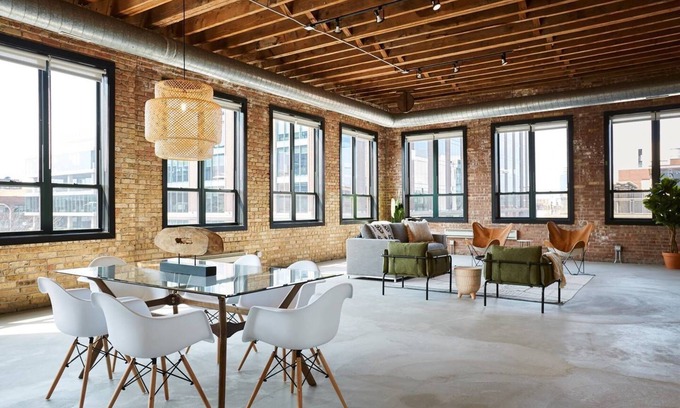 West Loop Apartamento | Chic Penthouse Corner 3BR Loft In Fulton Market