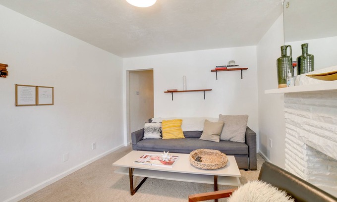 Millvale Apartamento | Chic Pittsburgh Townhome w/ Private Deck!