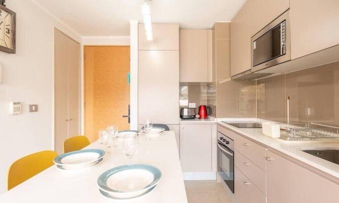 Nunoa Condominio | Chic Plaza 2B W/Wifi, Parking & Metro.