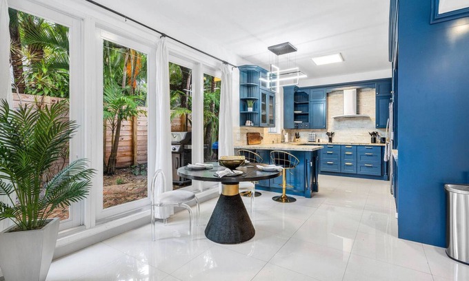Victoria Park Casa | Chic Retreat Heated Pool Floats Close to Beach