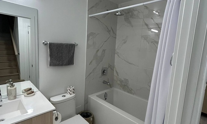Port Credit Casa | Chic retreat in the heart of Beautiful Port Credit