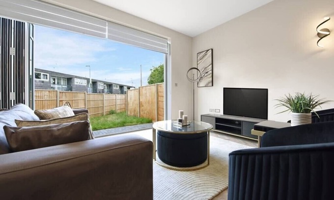 Brixton Hill Casa | Chic Retreat Residences: 3 BD Haven - Sleeps 10