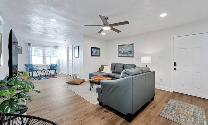 Chic's Beach Apartamento | Charming 2-bedroom apartment with WiFi, 30 day Min stay and Dogs welcome!
