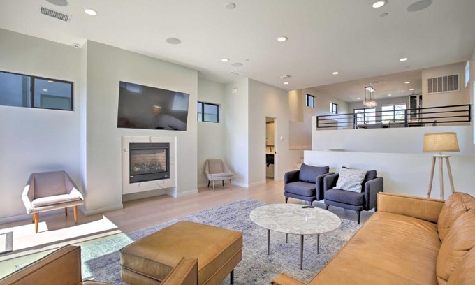 Crown Point Casa | Chic San Diego Abode Rooftop Balcony and Bay Views!