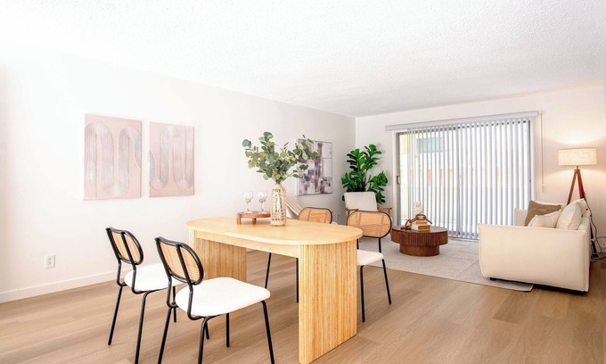 Wilshire Montana Apartamento | Chic Santa Monica Stay, Walk to Montana, Pool & BBQ